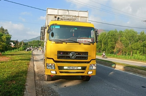 Xe tải mất lái đâm vào nhóm người đi tập thể dục, 2 người thương vong