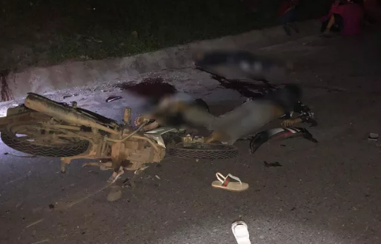 Hai xe máy đối đầu kinh hoàng, 6 người thương vong