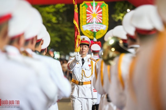 Ảnh: Đoàn nghi lễ Công an Nhân dân lần đầu biểu diễn tại phố đi bộ Hồ Gươm