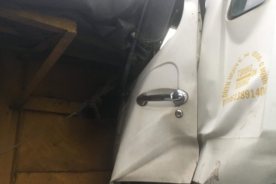 Thùng container "bay" đè bẹp đầu xe tải đang lưu thông trên đường