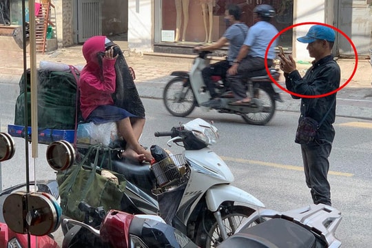 Khoảnh khắc đáng yêu của người bố shipper và con gái khiến dân mạng xuýt xoa