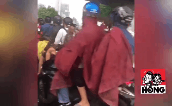 Hình ảnh xấu xí của người dân khi trú mưa tại chân cầu, hầm đường bộ