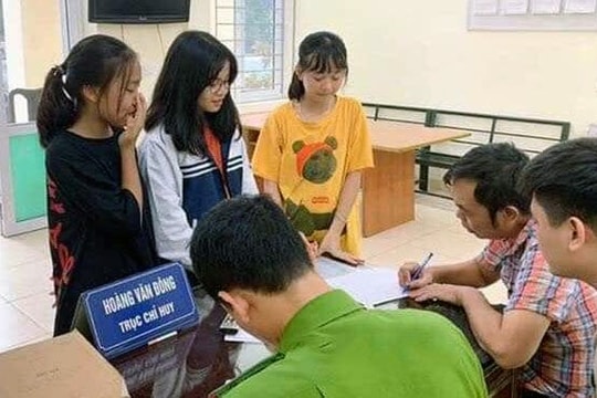 Ba học sinh nhặt được 50 triệu đồng, nhờ công an tìm chủ nhân