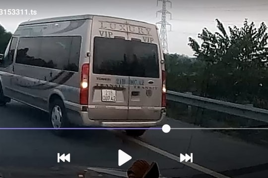 Xử lý nghiêm ô tô 16 chỗ đi lùi trên cao tốc Nội Bài - Lào Cai