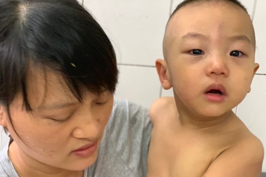 Nghẹn lòng mẹ bầu 8 tháng ôm con trai bại não vật vã nơi bệnh viện