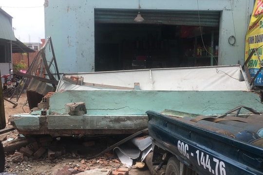 Sập nhà khi đang tháo dỡ, 2 người bị thương nặng