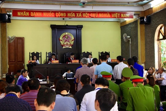 8 bị cáo hầu toà vụ gian lận thi cử ở Sơn La