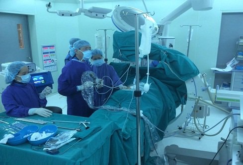 Mổ nội soi lấy hàng trăm viên sỏi trong khớp khuỷu tay nam thanh niên