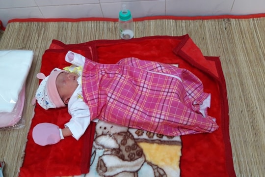 Phát hiện bé gái một ngày tuổi bị bỏ rơi trước chùa