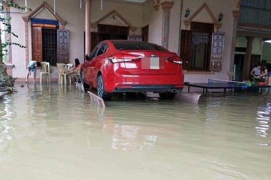 Hình ảnh ô tô được kê lên cao bằng ghế đá để tránh lụt gây chú ý MXH