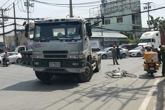 Tránh xe chở rác, 2 mẹ con bị xe container cuốn vào gầm thương vong