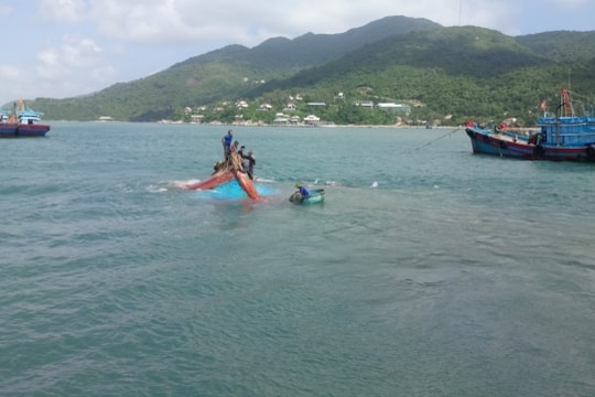 Va vào đá ngầm, tàu cá chở 12 ngư dân chìm trên biển