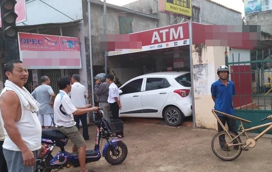 Hình ảnh tô nằm gọn trong khu vực ATM khiến dân mạng "đau đầu" tìm lời giải