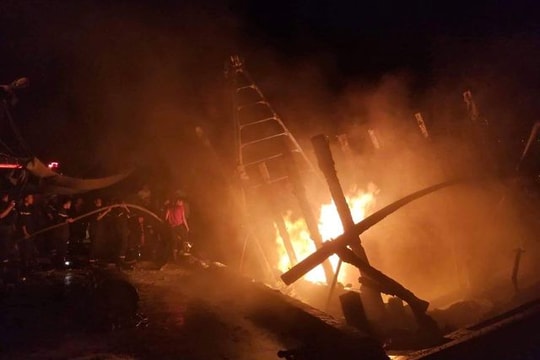 Tàu cá bốc cháy sau tiếng nổ, thiệt hại nặng nề