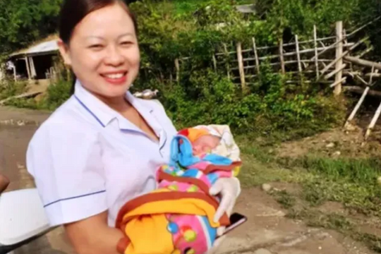 Nhân viên y tế giúp sản phụ vượt cạn ngay bên vệ đường