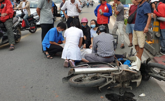 Tông vào trụ bê tông, người đàn ông đi xe máy tử vong