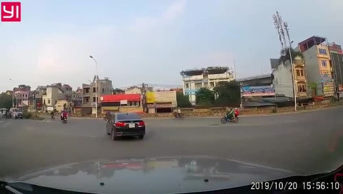 Clip: Người đàn ông đánh vợ giữa đường trong ngày 20/10 gây bức xúc