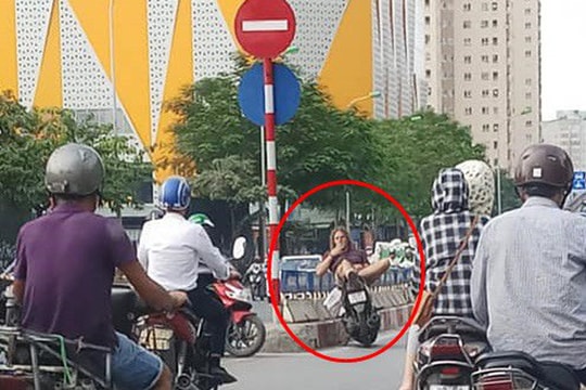 Hình ảnh người đàn ông ngoại quốc nằm vắt vẻo, hút thuốc giữa đường gây tranh cãi