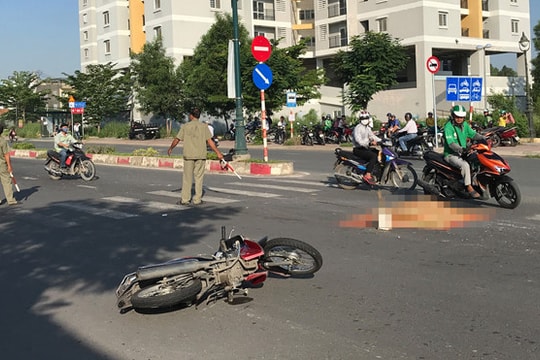 Va chạm với ô tô đưa đón học sinh, người đàn ông đi xe máy tử vong