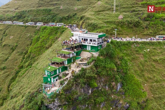 Ảnh: Panorama Mã Pì Lèng vẫn tấp nập du khách giữa lệnh đình chỉ hoạt động