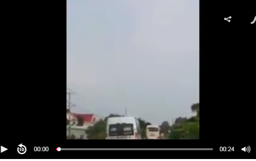 Ô tô 16 chỗ lấn làn, ép xe khách, suýt gây tai nạn thảm khốc gây phẫn nộ