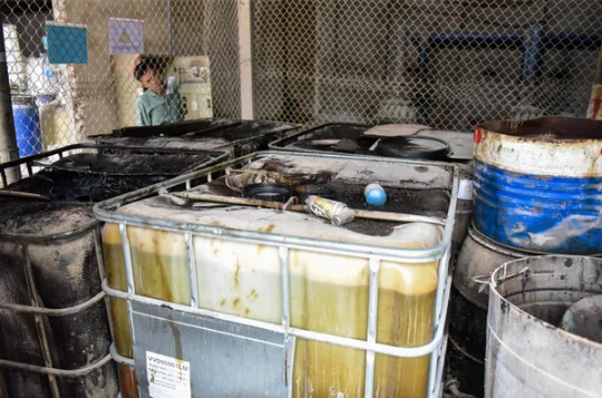 Ảnh: Cận cảnh kho chứa dầu thải của công ty gốm sứ Thanh Hà