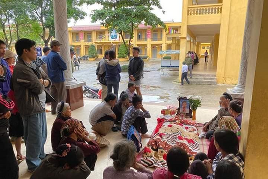 Hà Nội: Học sinh lớp 2 bị điện giật tử vong thương tâm trong giờ ra chơi