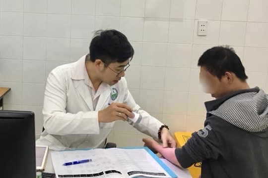 Toàn thân sưng đỏ, khớp biến dạng vì uống thuốc của thầy lang