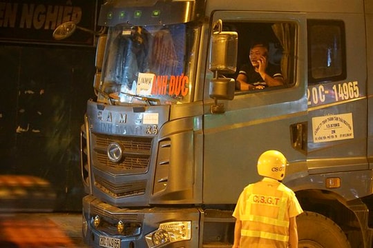 Ảnh: Hàng loạt xe quá khổ, quá tải chạy trong giờ cấm bị xử lý ở Hà Nội