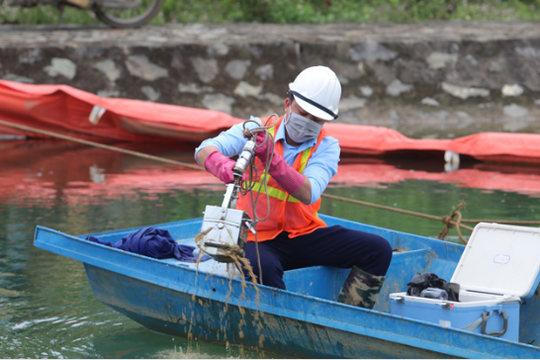 Ảnh: Tiếp tục xử lý môi trường tại nhà máy nước sạch sông Đà sau sự cố nhiễm dầu