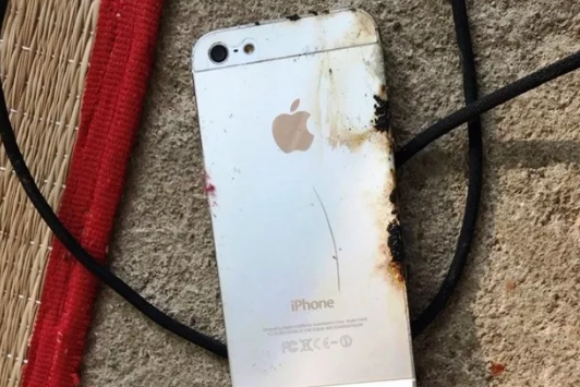 Cục sạc điện thoại Trung Quốc phát nổ, nam thanh niên 18 tuổi tử vong