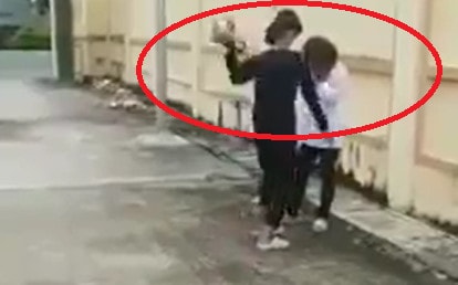 Nữ sinh bị bạn dùng mũ bảo hiểm đánh vào đầu vì lý do không ngờ