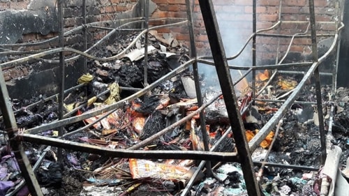 Lửa bất ngờ bùng cháy lúc nửa đêm, 3 ki-ốt bị thiêu rụi