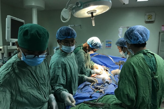 Lấy nhiều viên sỏi dạng san hô trong ống tụy nam bệnh nhân ung thư