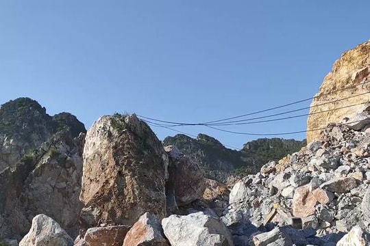 Bị đá lăn từ trên cao xuống, một công nhân tử vong