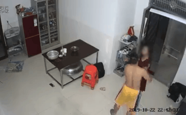 Clip: Chồng đánh vợ ngất, kéo lê ra ngoài cửa trước mặt 2 con nhỏ gây phẫn nộ