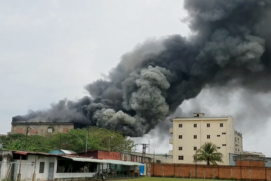 Cháy lớn tại xưởng mút xốp sát khu đông dân cư ở Sài Gòn