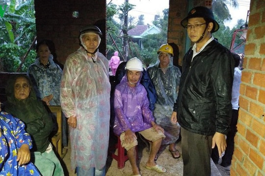 Bão số 5 làm 2 người mất tích, 14 người bị thương