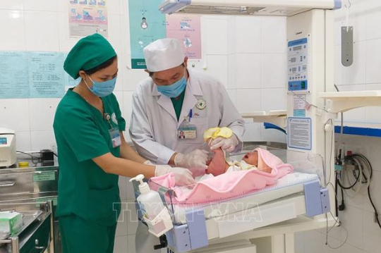 Phẫu thuật tạo hình hậu môn cho bé trai sơ sinh bị dị tật bẩm sinh