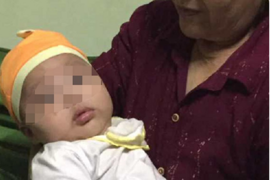 Bé trai kháu khỉnh bị bỏ rơi trước cổng nhà trưởng thôn