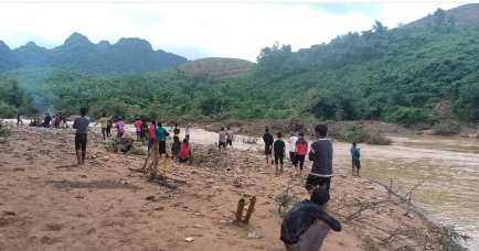 Đi qua suối, người phụ nữ bị nước cuốn trôi