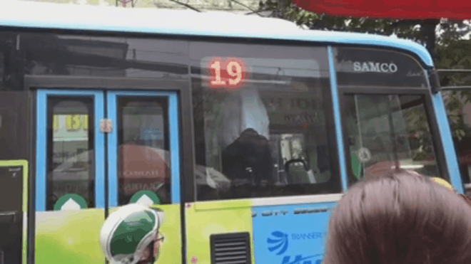 Clip: Tài xế Grabbike và xe buýt chốt cửa, đấm đá trong xe vì va chạm giao thông