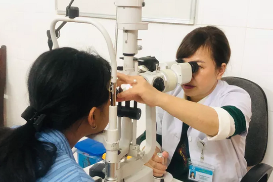 Mắt bé gái 13 tuổi mất thị lực vì tiêm filler nâng mũi có dấu hiệu cải thiện