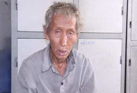 Cụ ông gần 70 tuổi dùng gậy đánh chết con riêng của vợ