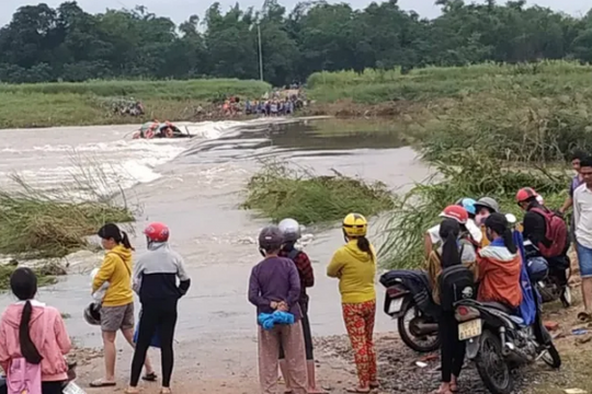 Lật đò trên sông, 5 người may mắn thoát chết