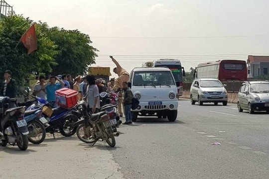 Va chạm với xe tải, nữ sinh đi bê tráp cưới tử vong thương tâm