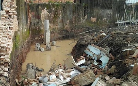 Sập tường khi đào mương nước, đè 2 người thương vong