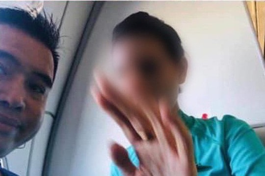 Hiếu Orion tiếp tục bị chỉ trích vì so sánh thái độ của 2 nữ tiếp viên hàng không khi chụp ảnh cùng