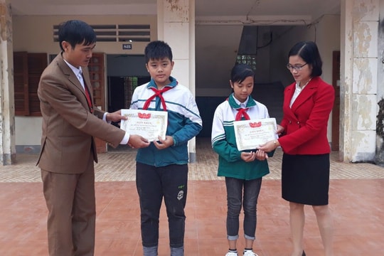 Tuyên dương 2 học sinh nhặt được ví có 15 triệu đồng trả người đánh rơi