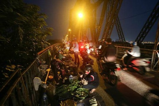 Ảnh: Cầu Long Biên biến thành chợ cóc, giao thông ùn tắc kéo dài